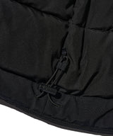 ブラック系1：裾アジャスターを絞れば防風性をさらに高めることが可能