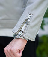 裾ファスナーは着用している腕時計が見えやすいように絶妙な角度、長さに設計