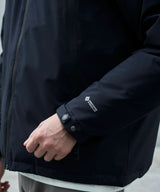 ブラック系3：袖には本商品に採用されたGORE-TEX INFINIUMのロゴを配置
