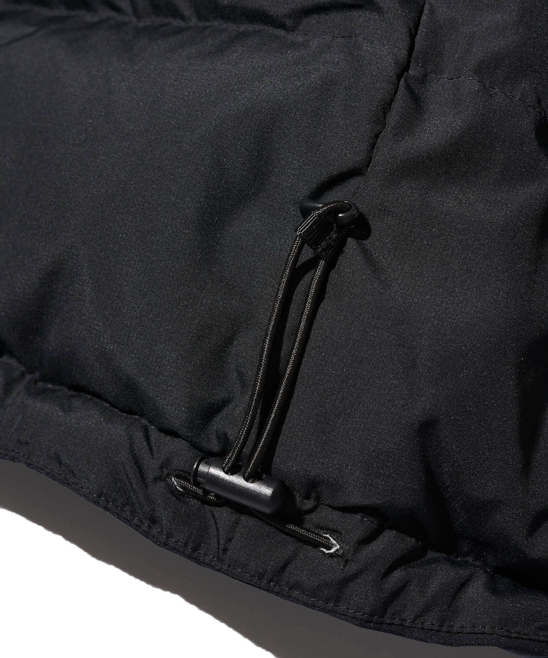 ブラック系3：裾アジャスターを絞れば防風性をさらに高めることが可能