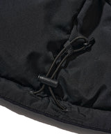 ブラック系2：裾アジャスターを絞れば防風性をさらに高めることが可能